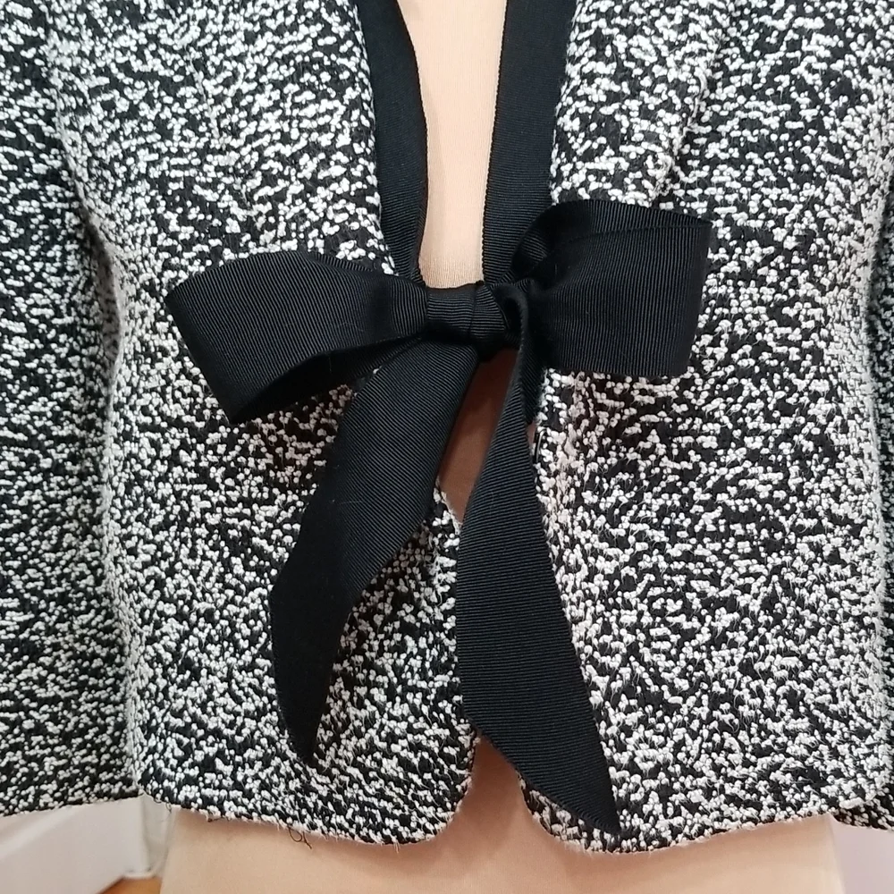 SOLD Ann Taylor Black/whited Textured Cropped blazer, 4 Petite - Picture 4 of 12